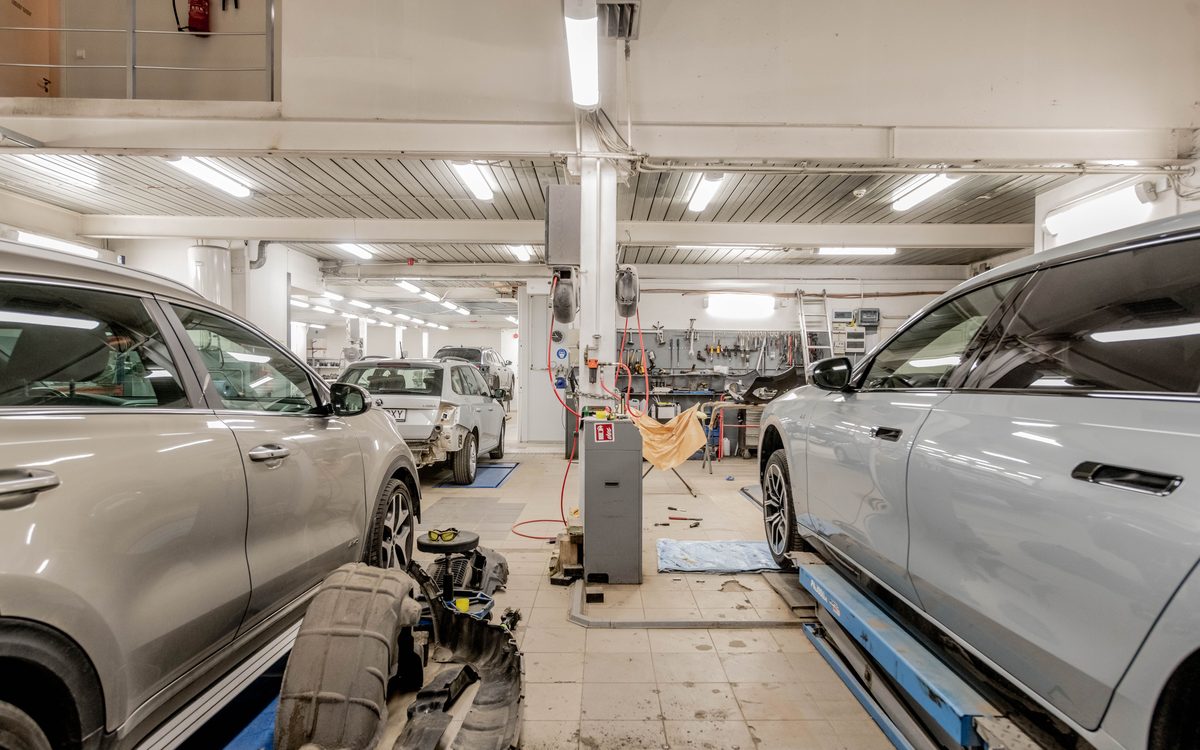 Clean automotive workshop with hoists and workshop equipment